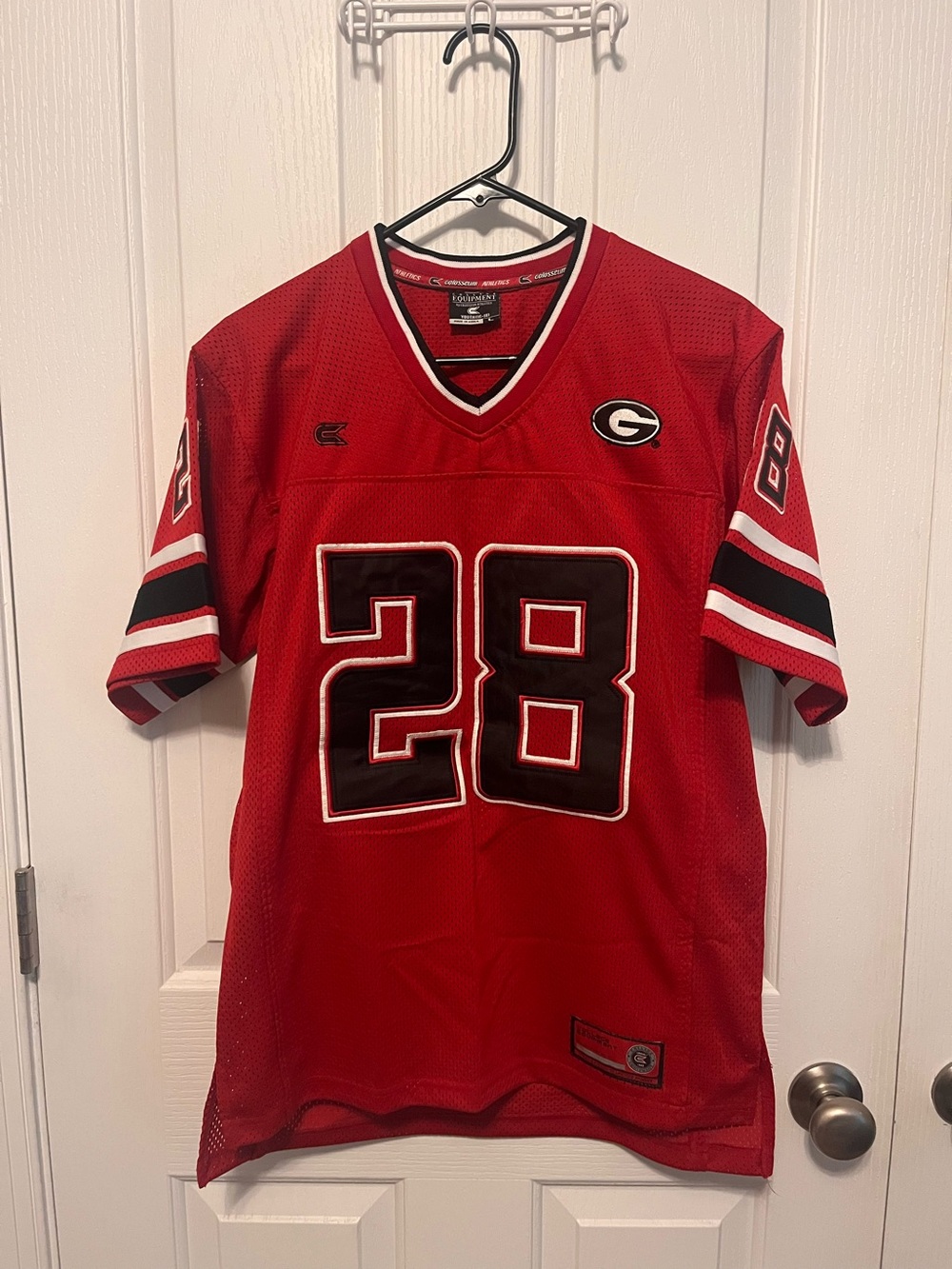 Georgia football jersey. 
100% Polyester, mesh 
Youth 16-18
Colosseum Athletics